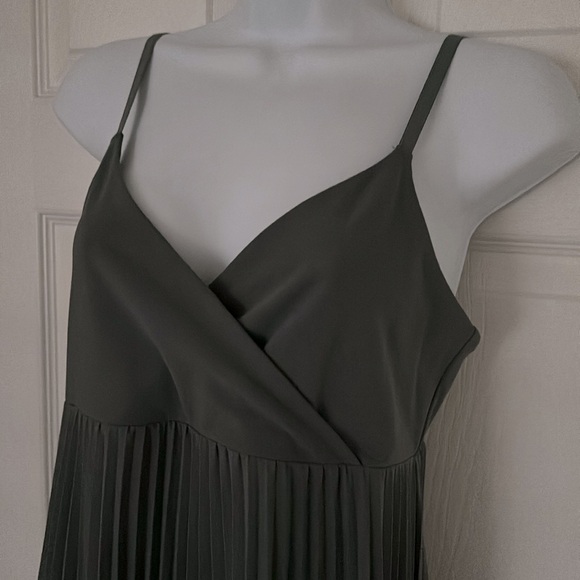 ATHLETA Pirouette Layering Pleated Dress Metropolis Grey Adjustable Straps M ๐ - Picture 3 of 6